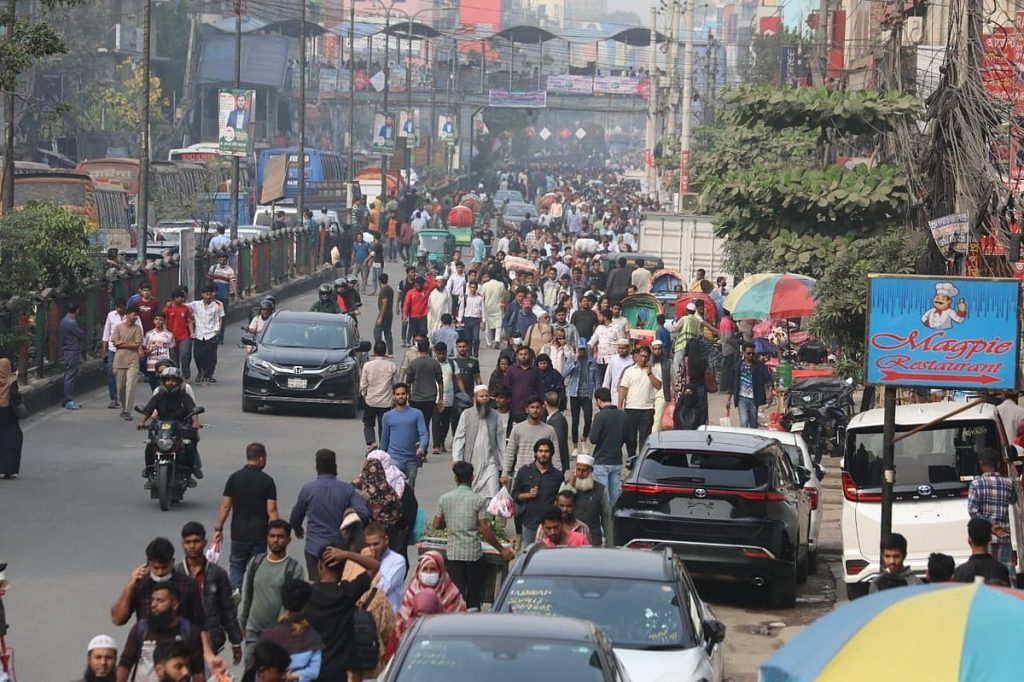 যমুনা ফিউচার পার্কের সামনে মুঠোফোন ব্যবসায়ীদের সড়ক অবরোধ, তীব্র যানজট-ভোগান্তি