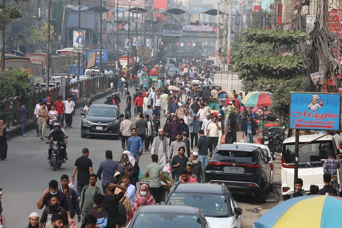 যমুনা ফিউচার পার্কের সামনে মুঠোফোন ব্যবসায়ীদের সড়ক অবরোধ, তীব্র যানজট-ভোগান্তি